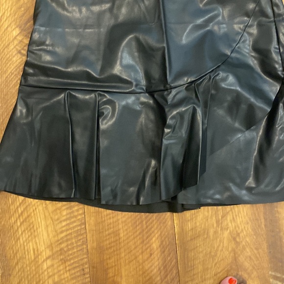 Black faux leather skirt with ruffle bottom - Picture 2 of 2